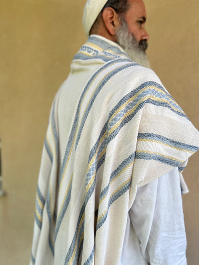 טלית בעבודת יד - חוכמה רקע לבן